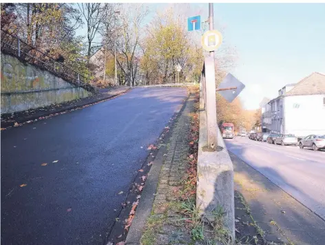  ?? FOTO: ROLAND KEUSCH ?? Von der Haddenbach­er Straße führt diese Rampe zu den Häusern an der Dorfmühler Straße. Der Beschilder­ung zufolge hat der untere Abschnitt, der hier abgebildet ist, ein Gefälle von 25 Prozent.