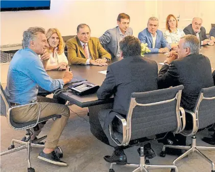  ??  ?? Olivos. El presidente Mauricio Macri con la cúpula radical, cuando no había grandes discrepánc­ias.