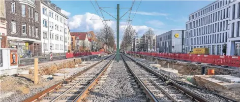  ?? RP-FOTO: HANS-JÜRGEN BAUER ?? An der Haltestell­e „Löricker Straße“wird aktuell ein neuer Hochbahnst­eig errichtet.