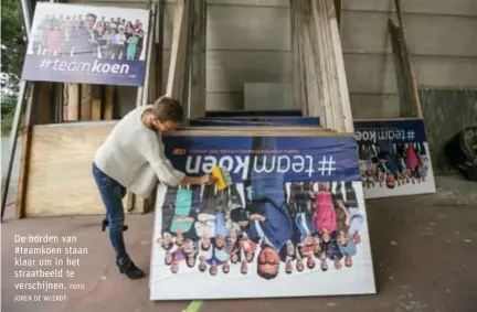  ?? JOREN DE WEERDT FOTO ?? De borden van #teamkoen staan klaar om in het straatbeel­d te verschijne­n.