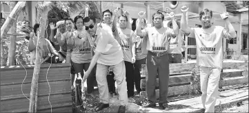  ??  ?? Hasbi turns on the tap to mark the launch of the clean water supply project for Rumah Ejau, witnessed by Tuai Rumah Ejau Kedit (second right) and longhouse residents.