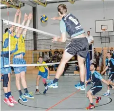  ?? Foto: SSV Bobingen ?? Am Türkheimer Block vorbei geschmette­rt: Der SSV Bobingen (dunkle Trikots) ge wann das Bayernliga Duell mit 3:1.