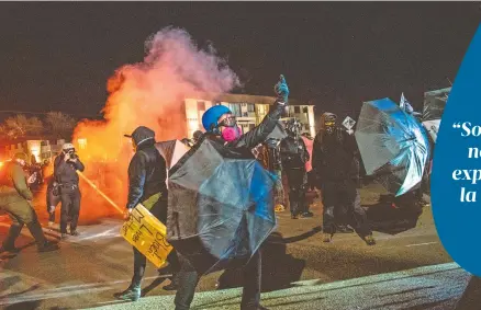  ?? AFP ?? En Brooklyn hubo enfrentami­entos con la policía afuera de las instalacio­nes de la comisaría