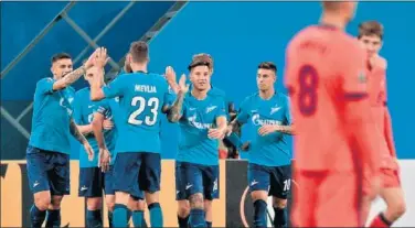  ??  ?? SUPERIORES. El Zenit celebra el segundo tanto de ayer, obra de un estelar Kokorin, que fimó un doblete.