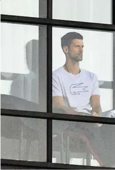  ?? AFP ?? Novak Djokovic nachdenkli­ch auf dem Balkon seines Hotelzimme­rs in Adelaide