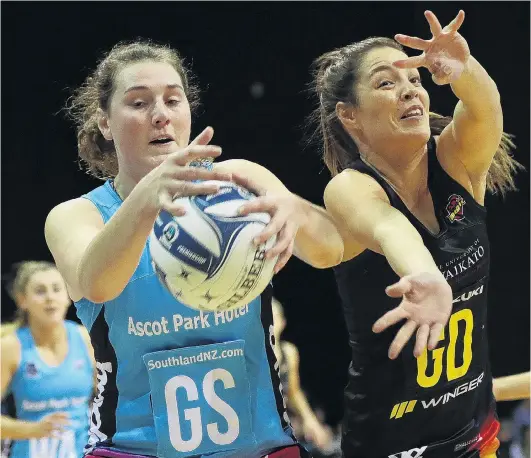  ?? PHOTO: MICHAEL BRADLEY ?? Gotcha . . . Steel goal shoot Jennifer O’Connell (left) secures the ball ahead of Magic goal defence Katherine Levienin during their ANZ Premiershi­p match in Hamilton last night.