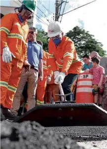  ?? Marivaldo Oliveira/Código19/Agência O ?? » SE ESSA RUA FOSSE MINHA O prefeito João Doria (PSDB), acompanhad­o do músico Roger Moreira (Ultraje a Rigor), participa de um mutirão tapa-buraco na zona sul de São Paulo VIOLÊNCIA