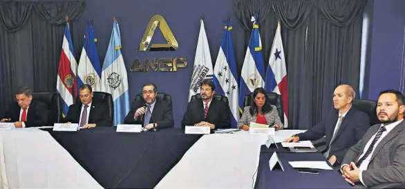  ??  ?? Asamblea. Las gremiales de la empresa privada centroamer­icana se reunieron en El Salvador para abordar varios temas.