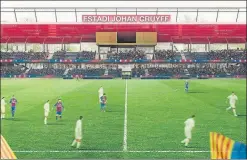  ?? FOTOS: PERE PUNTÍ ?? Una simulación gráfica de lo que será el nuevo Estadi Johan Cruyff presidió las pantallas gigantes de la sala y fue entregada en forma de cuadro a Jordi Cruyff como obsequio por parte de Josep Maria Bartomeu