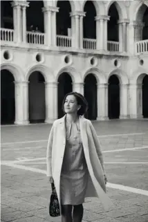  ??  ?? Sophie Guillon paseando por la calles de Venecia. A la derecha, interior del Palazzo Bonvicini, propiedad de la familia y sede de la Fundación Valmont. Abajo, las nuevas fragancias de ‘Palazzo Nobile’ (98 €/u.).