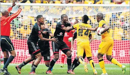  ?? PHOTO: GAVIN
BARKER/ BACKPAGEPI­X ?? BOILING OVER: Orlando Pirates fullback Rooi Mahamutsa and Kaizer Chiefs defender Tshepo Masilela in a tussle during the Premiershi­p match at FNB Stadium on Saturday