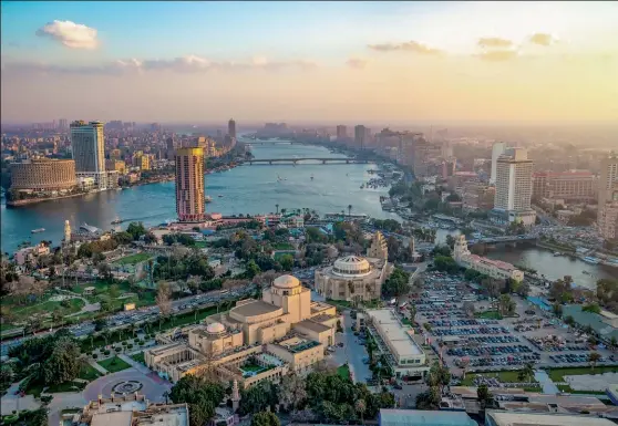  ??  ?? Photo ci-dessus :
Une vue sur Le Caire, la capitale égyptienne. La ville accueille, depuis février 2019, via le centre de données de Telecom Egypt, la première plate-forme de cloud computing de la société chinoise Huawei dans la zone Moyen-Orient/Afrique du Nord. (© Shuttersto­ck/givaga)