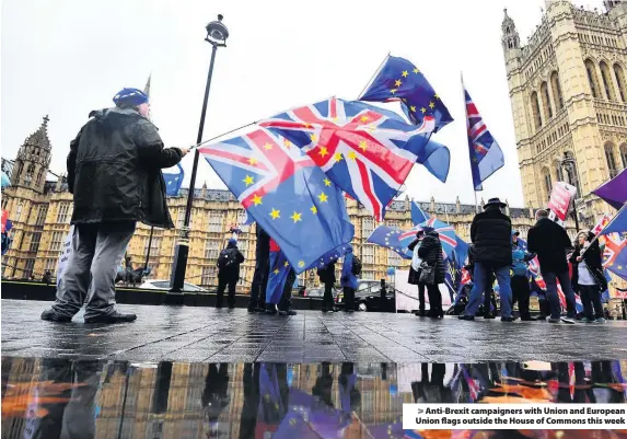  ??  ?? &gt; Anti-Brexit campaigner­s with Union and European Union flags outside the House of Commons this week