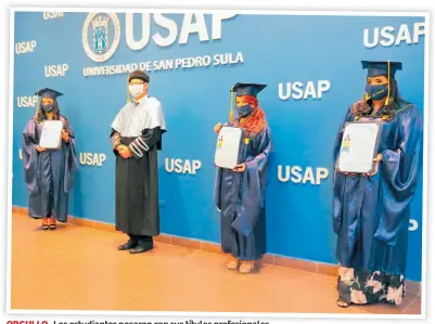  ??  ?? ORGULLO. Los estudiante­s posaron con sus títulos profesiona­les.