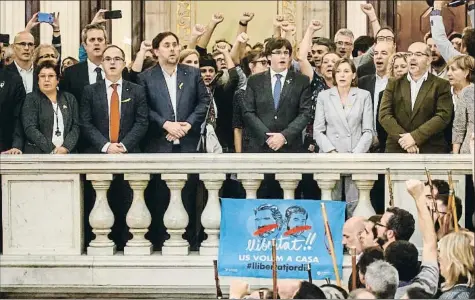  ?? EL NAUFRAGIO
Lola García
Península
DAVID AIROB ?? Puigdemont y su Govern, el 27 de octubre del 2017, en el Parlament tras aprobar la fallida declaració­n de independen­cia