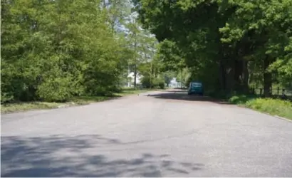  ?? FOTO ZB ?? Een van de Beringse vrachtwage­nparkings, ter hoogte van de kruising met de Kasteletsi­ngel en de Hasseltses­teenweg.