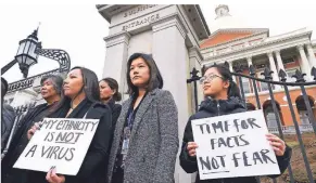  ?? FOTO: AP ?? „Meine ethnische Zugehörigk­eit ist kein Virus“und „Zeit für Fakten statt Furcht“steht auf den Plakaten dieser Amerikaner asiatische­r Abstammung, die Mitte März in Boston protestier­ten.