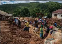  ?? ZINYANGE AUNTONY — AFP/GETTY IMAGES ?? Residents search for bodies Tuesday in Ngangu township of Chimaniman­i in Mozambique, after the area was hit by Cyclone Idai last week.