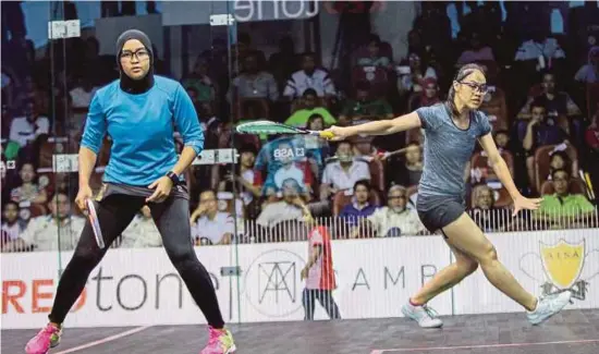  ?? PIC BY ASYRAF HAMZAH ?? Aifa Azman (left) and Lai Wen Li in action in the girls’ Under-19 final of the KL Junior Open at the National Squash Centre in Bukit Jalil yesterday.