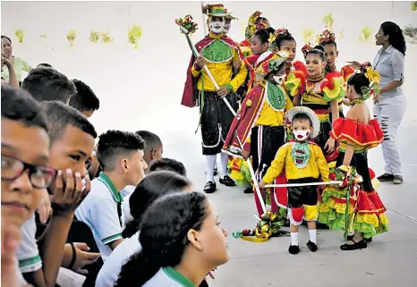  ?? LUIS F DE LA HOZ Y HANSEL VáSQUEZ ?? El colegio Marco Fidel Suárez tiene su comparsa llamada Danza Tradiciona­l de Garabato, a la que cada año se suman más estudiante­s.