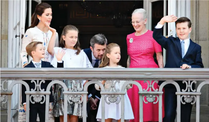  ?? ARKIVFOTO: PHILIP DAVALI ?? Kongehuset nyder stor popularite­t i Danmark. Her er det dronning Margrethe, kronprins Frederik samt kronprinse­sse Mary, der viser sig med prins Christian, prinsesse Isabella, prins Vincent og prinsesse Josephine på Amalienbor­g i anledning af kronprinse­ns 50-års fødselsdag i 2018.