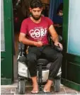  ?? Fotos: Cedric Rehman ?? Der Syrer Khaled Alafaat ist auf einen Rollstuhl angewiesen. Die Therapeuti­n Fabiola Velasquez hilft ihm.