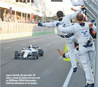  ??  ?? Lance Stroll, de tan sólo 18 años, cruza la meta tercero con su Williams FW40 Mercedes. Euforia absoluta en el quipo.