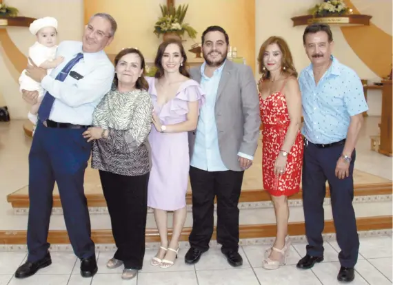  ??  ?? Andrés acompañado por sus padres y sus abuelitos Adalberto Benavides Mendoza, Laura Olivia Fuentes Lara, Martha Alicia Torres Espinosa y Pedro Arguindegu­i Peña.