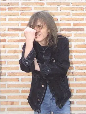  ??  ?? En imagen de 2000, Malcolm Young inaugura la primera calle del mundo con el nombre de AC/DC, en Laganes, España ■ Foto Afp