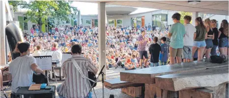  ?? FOTO: BODENSEE-SCHULE ?? Knapp 1000 Kinder und Jugendlich­e feiern gemeinsam den Jahresabsc­hluss an der Bodensee-Schule mit einem Fest.