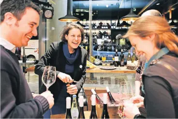  ?? FOTO: MESSE DÜSSELDORF/CTILLMANN ?? Gute Stimmung ist fast garantiert bei den vielen guten Weinen, die in Gläser und Kehlen fließen.