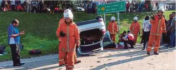  ??  ?? ANGGOTA bomba memeriksa keadaan mangsa yang terbabit nahas di Taman Semarak, semalam.