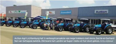  ?? FOTO: VERSKAF ?? Action Agri Lichtenbur­g het ’n verkooptra­nsaksie van nege trekkers met mnre. Gerrie en Gerhard Nel van Setlagole beklink. Dié boere het Landini se Super-reeks vir hul vloot gekies.