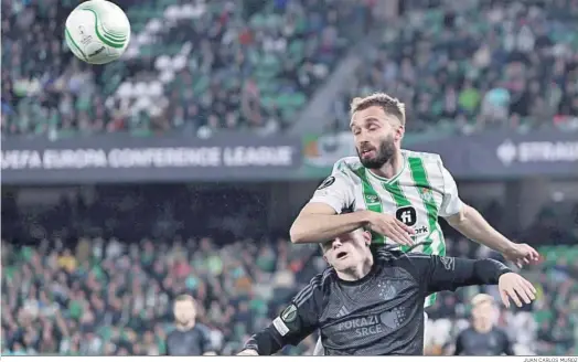  ?? JUAN CARLOS MUÑOZ ?? Pezzella despeja un balón en el área verdiblanc­a ganando en el salto a un jugador del Dinamo de Zagreb.