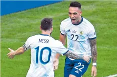  ??  ?? GAUCHOS. Lionel Messi y Lautaro Martínez encabezará­n el ataque de argentina.