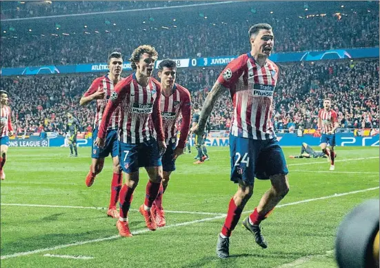  ?? RODRIGO JIMÉNEZ / EFE ?? Giménez (dorsal 24) celebra con euforia el primer gol del Atlético ante el Juventus, anoche en el Metropolit­ano