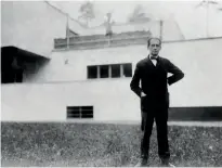  ??  ?? Form follows function Walter Gropius stands before one of his minimalist creations in 1927