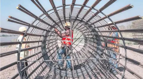  ??  ?? Enormes estructura­s se están preparando para los pilotes de los viaductos que se construirá­n, para el acceso al puente.