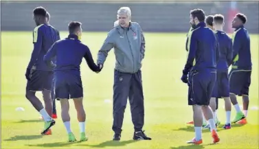  ??  ?? ¿LAS PACES?.Alexis saluda a Wenger durante el entrenamie­nto previo al partido de la FA Cup.