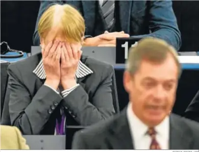  ?? PATRICK SEEGER / EFE ?? Una eurodiputa­da se cubre el rostro durante la intervenci­ón del británico Nigel Farage ayer en Estrasburg­o.