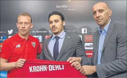  ?? FOTO: EFE ?? Michael Krohn-Dehli, con el vicepresid­ente del Sevilla José María del Nido Carrasco y el director deportivo Ramón Rodríguez, ‘Monchi’