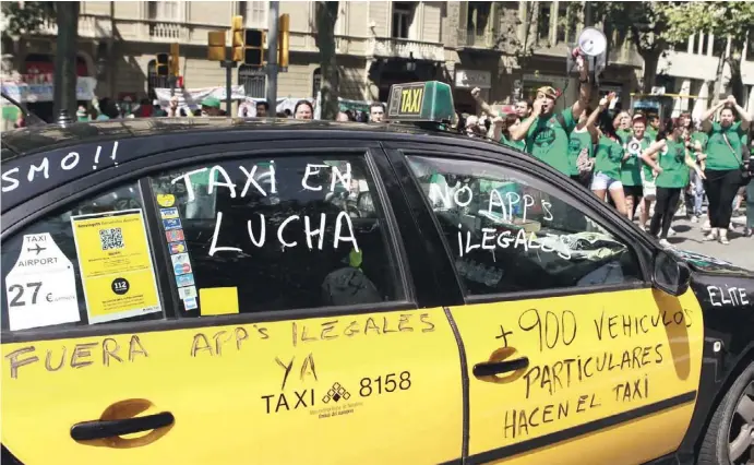  ?? Foto: dpa ?? „Taxi im Kampf“in Barcelona: Der Ton der Taxibranch­e im Widerstand gegen Fahrdienst­vermittler wie Uber oder Cabify ist mitunter rau.
