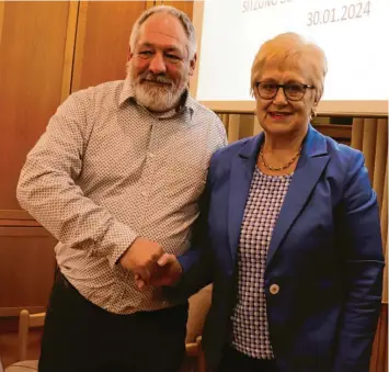  ?? Fotos: Alf Geiger ?? Christian Demmler (links) wurde jetzt auch offiziell zum Ersten Bürgermeis­ter von Markt Wald vereidigt. Die Vereidigun­g nahm Ursula Zech vor.