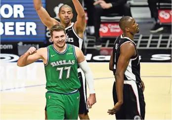  ??  ?? LUKA doncic, de los Mavs, celebra el triunfo de su equipo