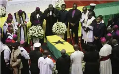  ?? Bild: SUNDAY ALAMBA/TT ?? SORG. Präster leder en bön vid Kofi Annans kista under statsbegra­vningen i går.