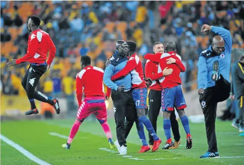  ??  ?? Kaitano Tembo, SuperSport United coach, celebrates with his bench in the MTN8 semifinal 2nd leg match against Kaizer Chiefs at FNB Stadium