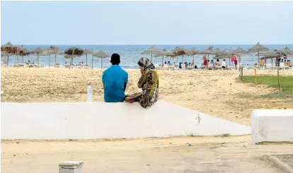  ??  ?? Die Strände Tunesiens bleiben seit den Terrorismu­sanschläge­n in Tunis und Sousse leer. Trotz der Beteuerung der Regierung, die Sicherheit im Griff zu haben, wollen nur noch wenige Europäer hier urlauben.