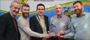  ?? Photo by Valerie O’Sullivan ?? Cathaoirle­ach of Listowel Municipal District Cllr Jimmy Moloney, presenting Listowel Pitch n Putt Club Representa­tives John and Robert Heffernan and Pa Carey at the Kerry County Council Annual Awards, with Cllr Mike Kennelly also in frame.