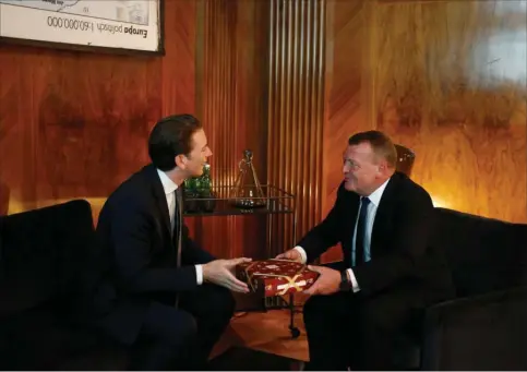  ?? FOTO: DRAGAN TATIC ?? Der blev udvekslet gaver og politiske idéer og migrantlej­re uden for EU, da statsminis­ter Lars Løkke Rasmussen (V) besøgte Østrigs kansler, Sebastian Kurz, i maj.