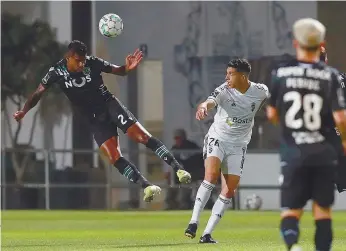  ??  ?? Matheus Reis, aqui a cortar de cabeça, estreou-se a titular pelo Sporting em Faro